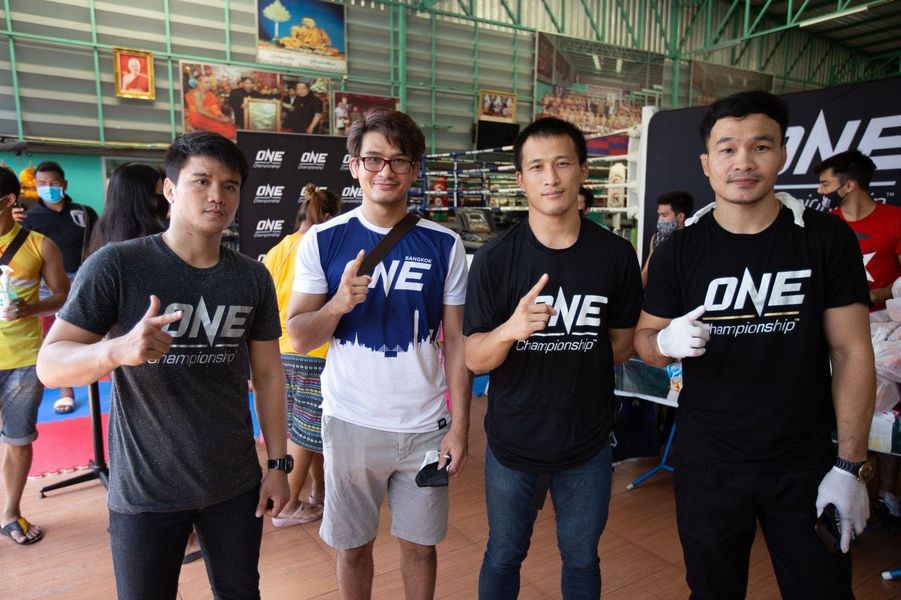 ONE จับมือ พี.เค.แสนชัยฯ แจกของช่วยเหลือชุมชนวัดไผ่เงิน